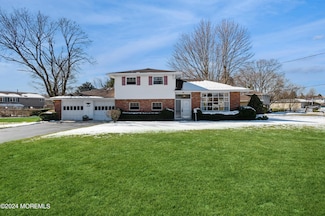 135 Wynnewood Dr, Freehold, NJ 07728