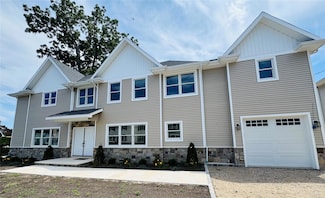 9 1st St, Glenwood Landing, NY 11547