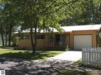 936 Rose Ct, Traverse City, MI 49686