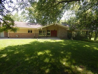 1943 Woodside Dr, Freeport, IL 61032