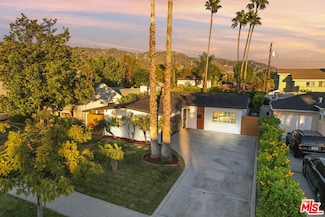 1318 N Beachwood Dr, Burbank, CA 91506