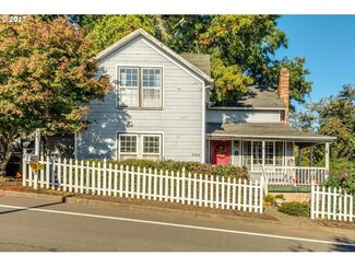 760 SW 5th St, Dundee, OR 97115