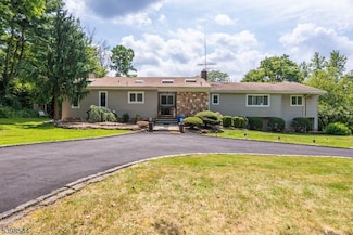 220 Horseshoe Rd, Berkeley Heights, NJ 07922
