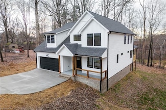 205 Crestwood Dr, Pilot Mountain, NC 27041