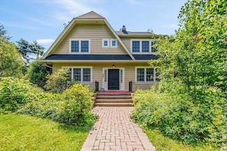 34 Elm St, Great Neck, NY 11021