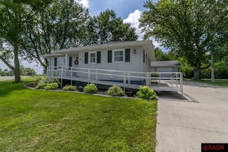 671 S Anna Ave, Lake Crystal, MN 56055