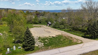 13 Old Stone Rd, Lincolnville, ME 04849