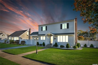 7 Hicks Cir, Hicksville, NY 11801