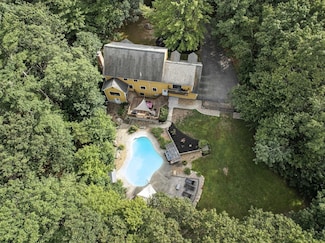 11 Cedar Dr, New Boston, NH 03070