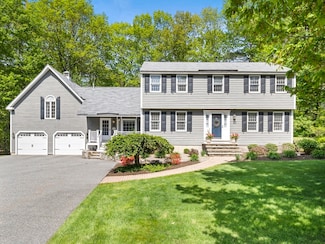 10 Robinhood Rd, Tyngsboro, MA 01879