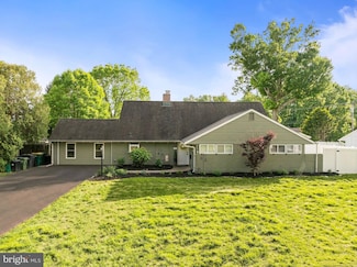 30 Roving Rd, Levittown, PA 19056