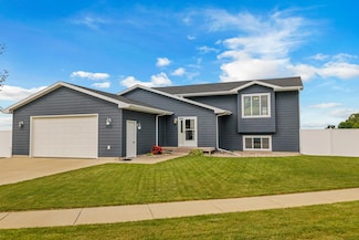 2020 S Lawson St, Aberdeen, SD 57401