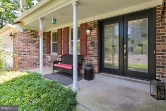 9122 Moonac Ct, Vienna, VA 22182