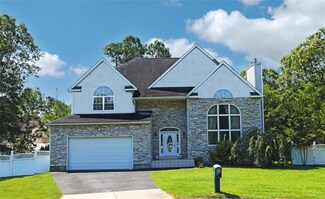 54 Gaetano Ln, Coram, NY 11727