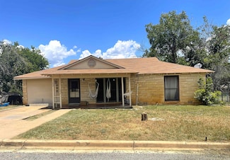 409 W Wallace St, Llano, TX 78643