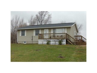 5329 33rd Avenue Dr, Center Point, IA 52213