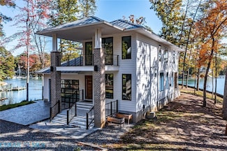 212 Gordon Dr, Weems, VA 22576