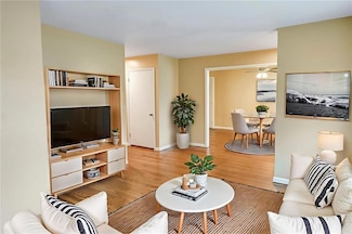 602 W 101st St, Kansas City, MO 64114