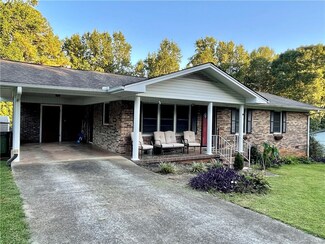 642 N Poplar St, Walhalla, SC 29691