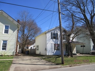 148 Chapel St, Lockport, NY 14094