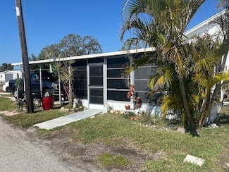 2 Poinsetta Ln, Bradenton, FL 34208