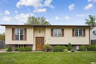 1918 Bristol Dr, Bettendorf, IA 52722