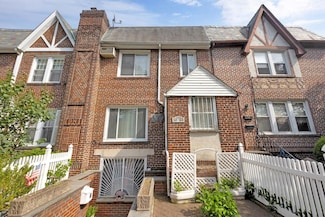 80-4 Cowles Ct, Middle Village, NY 11379