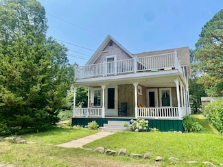 18 Brunswick Ave, Vineyard Haven, MA 02568