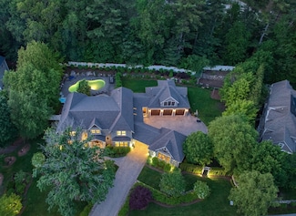 4 Abbott Ln, Bedford, MA 01730