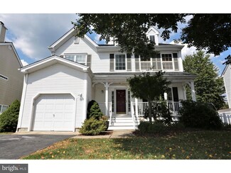 19 Stanford Dr, Kendall Park, NJ 08824