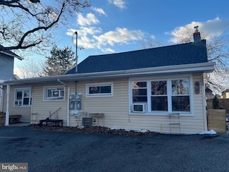 6 W Avon Rd, Brookhaven, PA 19015