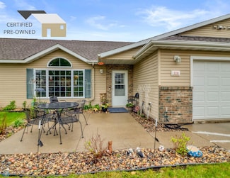 328 30th St N, Moorhead, MN 56560
