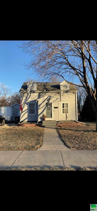 37 5th St NW, Le Mars, IA 51031