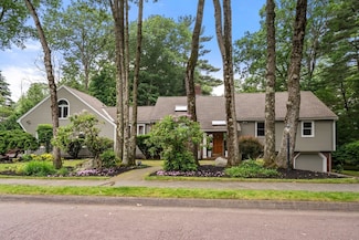 173 Locksley Rd, Lynnfield, MA 01940