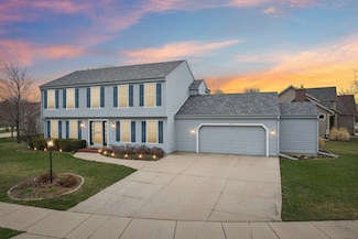 2516 Fox River Cir, Waukesha, WI 53189