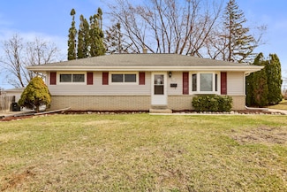 W150N8312 Saxony Dr, Menomonee Falls, WI 53051