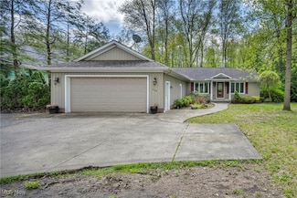 800 Bell Rd, Chagrin Falls, OH 44022