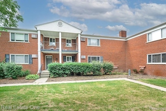 1097 Tienken Ct, Rochester Hills, MI 48306