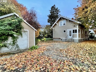 8605 SE Washington St, Portland, OR 97216