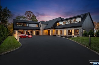 8 Flintlock Ct, Totowa, NJ 07512