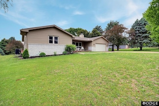 1131 Elizabeth Cir, Fremont, NE 68025