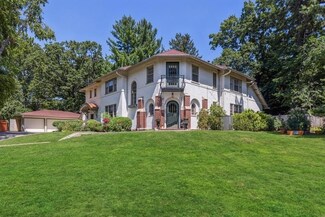 5701 Woodland Rd, Des Moines, IA 50312