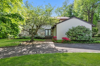 8 Bolton Dr, Manhasset, NY 11030