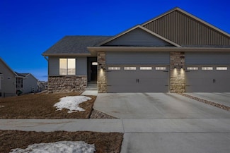 717 Creekside Dr, Tiffin, IA 52340