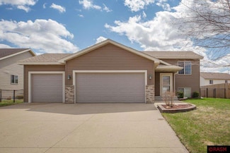 2221 Fairbanks Dr, North Mankato, MN 56003
