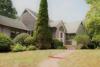 12 S Vine Ln, Vineyard Haven, MA 02568