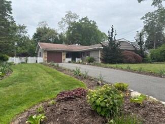 14 Sanford Ln, Stony Brook, NY 11790