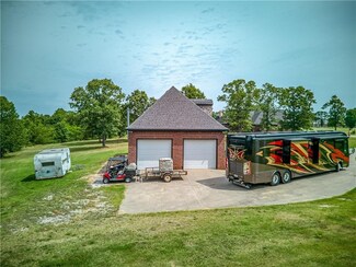 960 Governor Rd, Huntsville, AR 72740