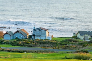 86 Steelhead Ct, Shelter Cove, CA 95589