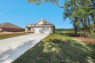 7915 Twin Lake Dr, Milton, FL 32583